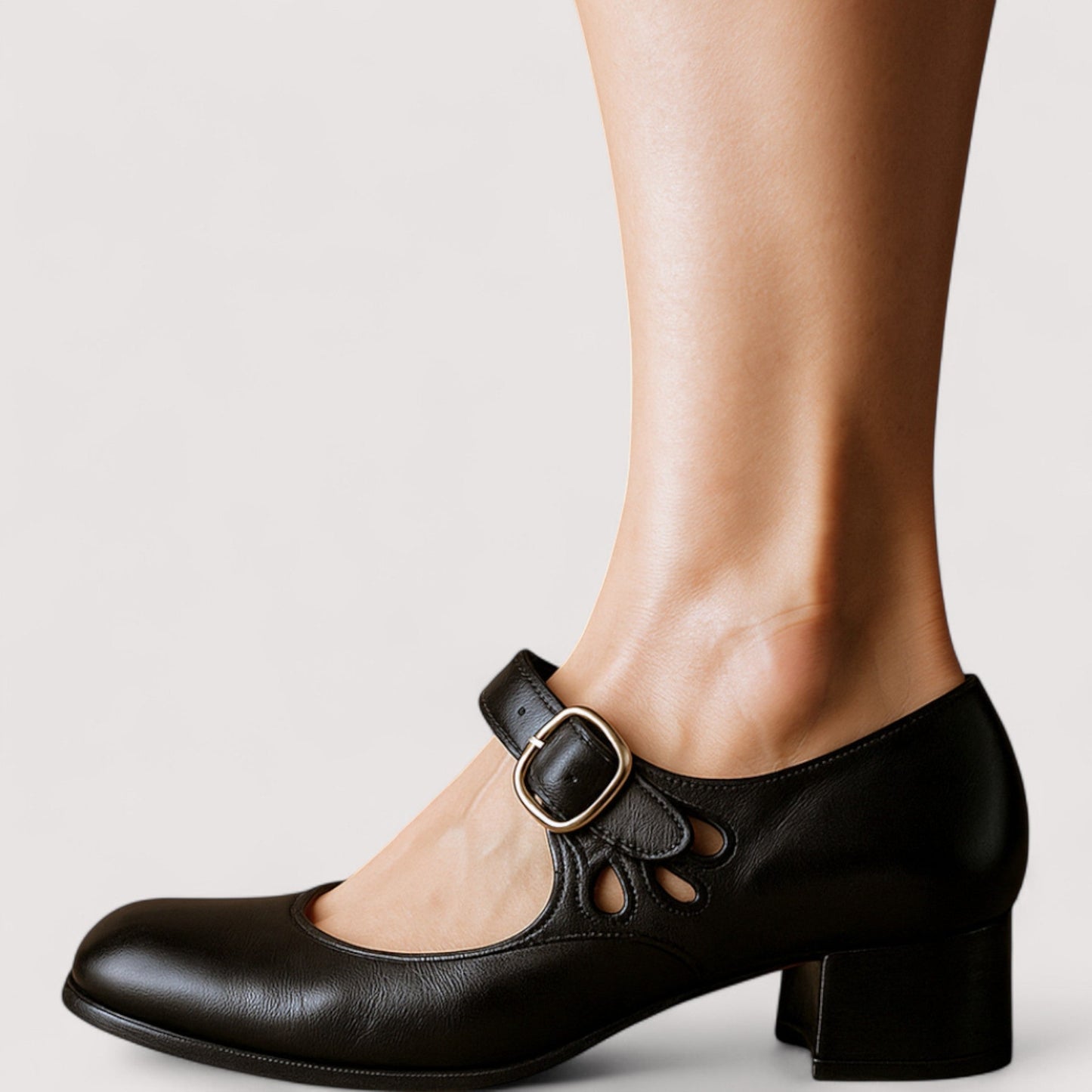 Clara - Elegant Décolleté in Eco Leather
